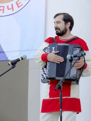 Фестиваль Землячеств, ансамбль Иван-Чай, баянист Николай Забенькин, музыкальный павильон, соло баяна