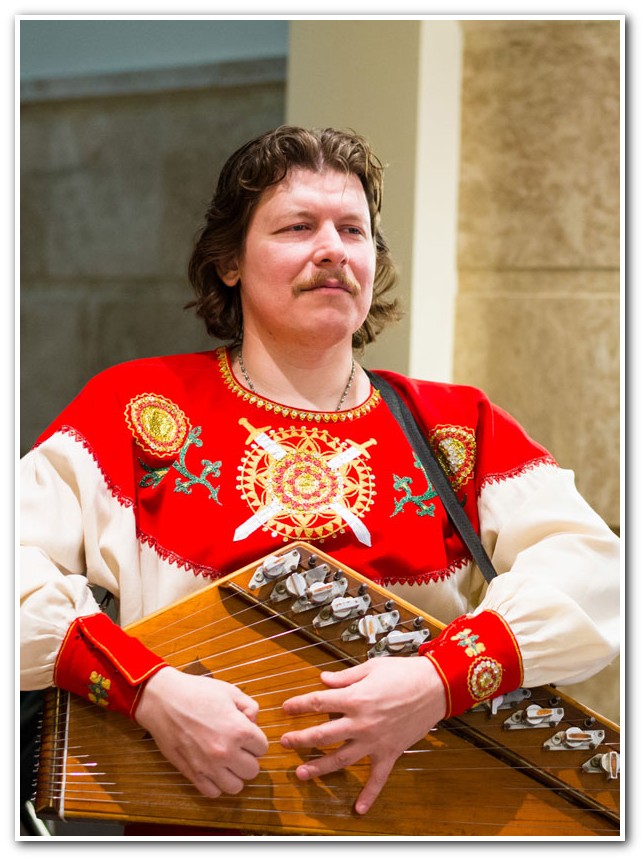 Гусляр на праздник