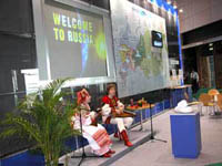 гусляр и балалаечница на выставке Азия телеком