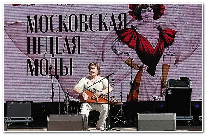 Модный гусляр на Неделе Моды в Москве