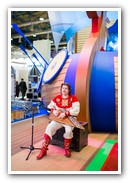 Иван Самоваров зажигает на гуслях на стенде Альта профиль