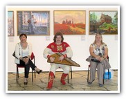 Иван Самоваров играет на гуслях