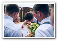 жених  и свидетель рисуют