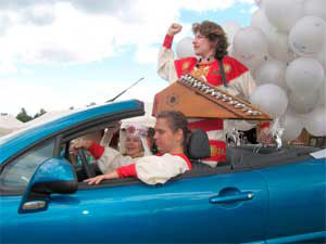 Новый кабриолет Пежо тестирует гусляр Иван Самоваров и его артисты